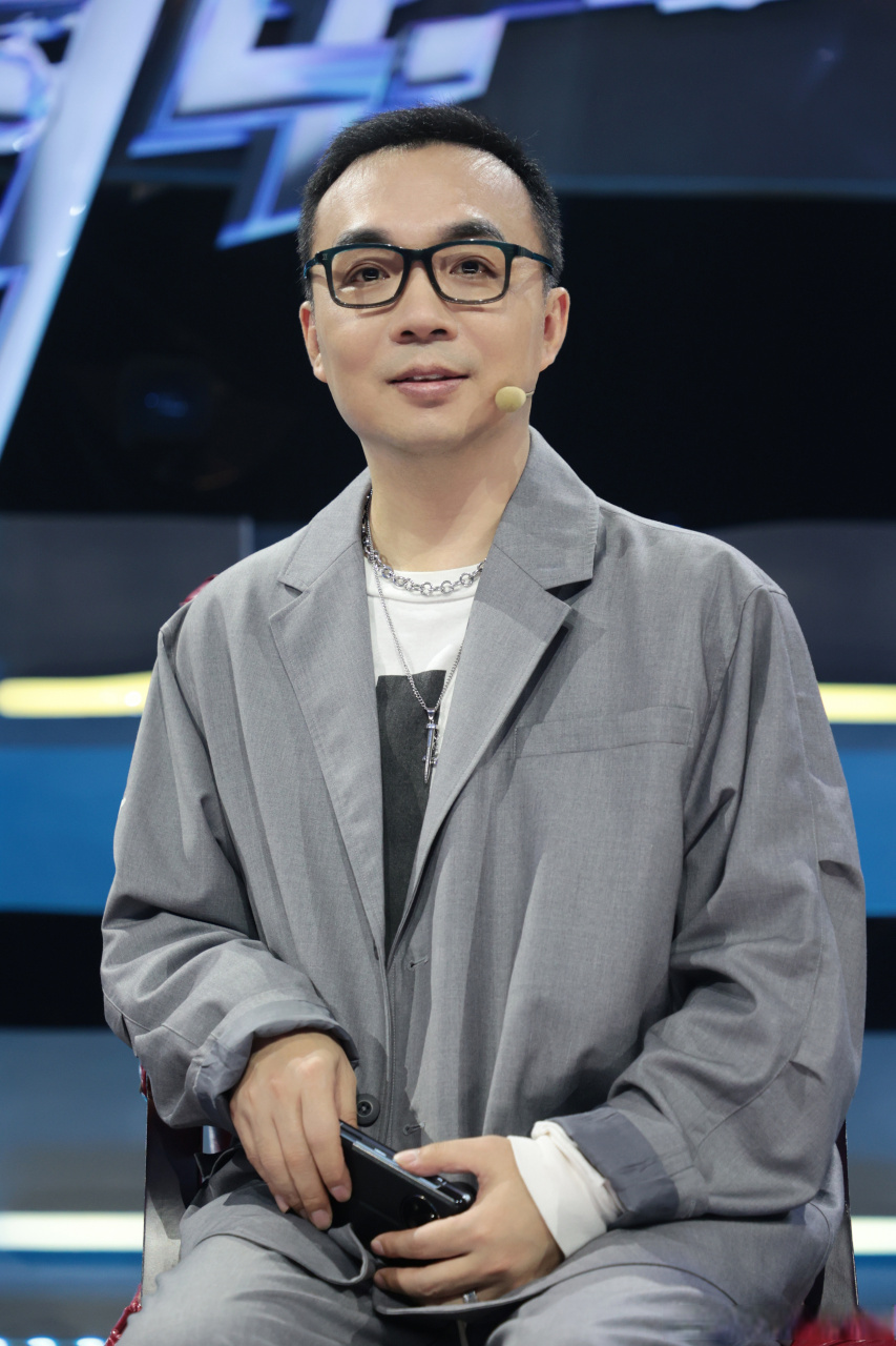 蒙面舞王# 身着帅气西装的猜评团方俊舞林大会 ,今晚21:20 ,继续虐殚