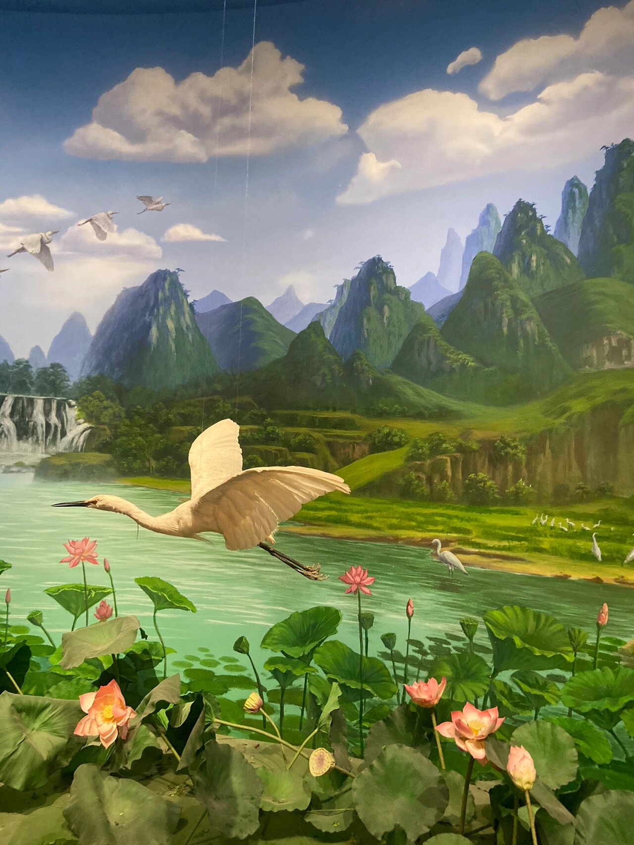 墙绘写实半景画-让人真假难辨的风景荷花池 墙绘部分:远山层峦叠嶂