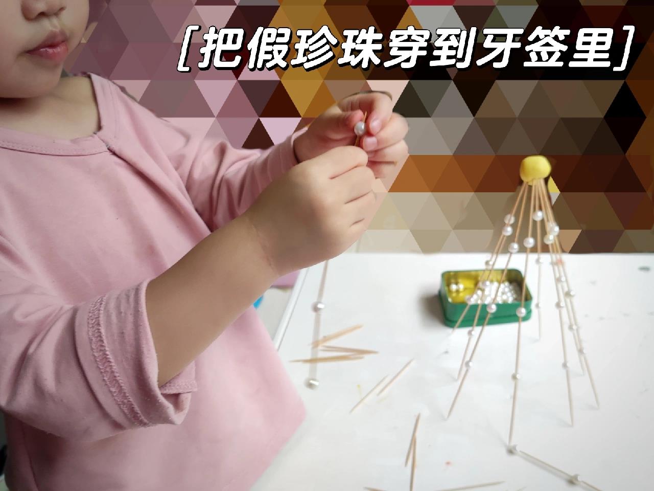 和joy一起养的大几十只蚕宝宝最近变得巨大无比,马上就要吐丝结茧了