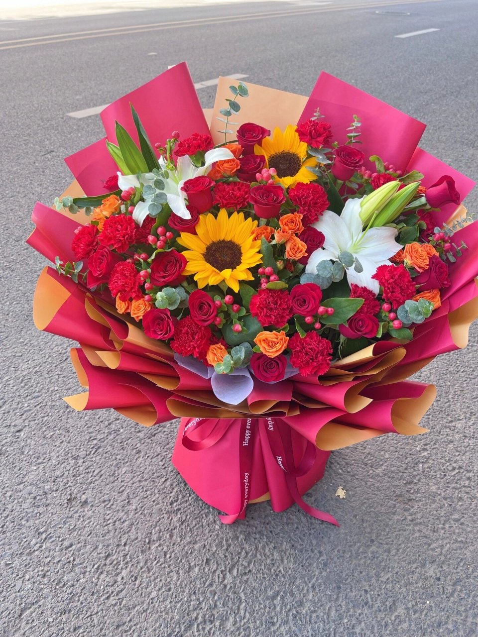 百合向日葵康乃馨混搭花束 永不过时的红色系混搭花束,经典款式,送长