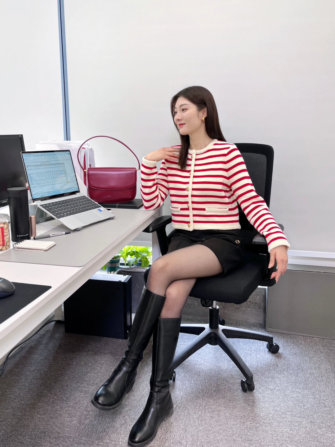 红白条纹配长靴 减龄又时髦 同事说像短剧里俏皮女主