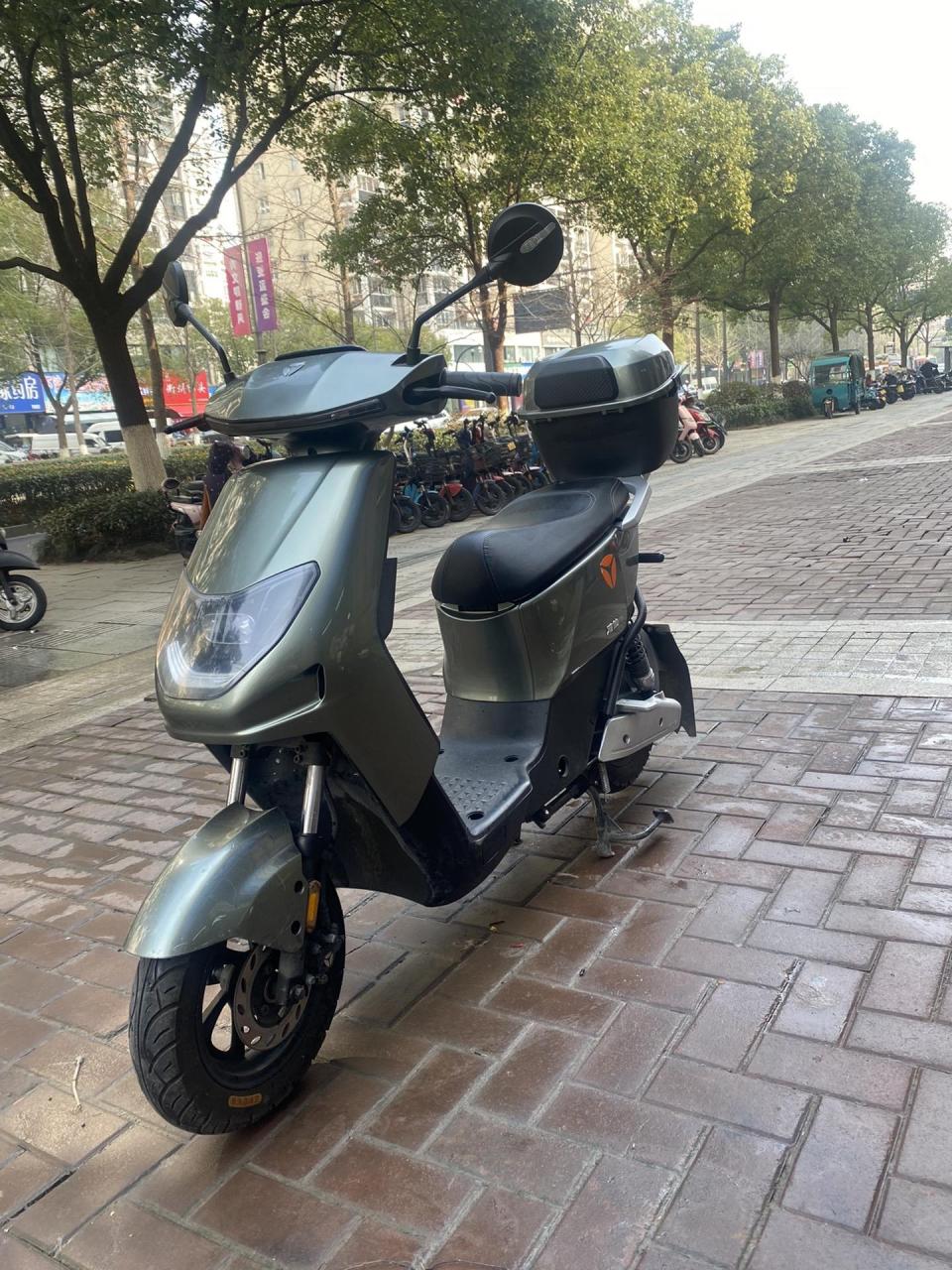 上新二手雅迪dt6铅酸版,配48.