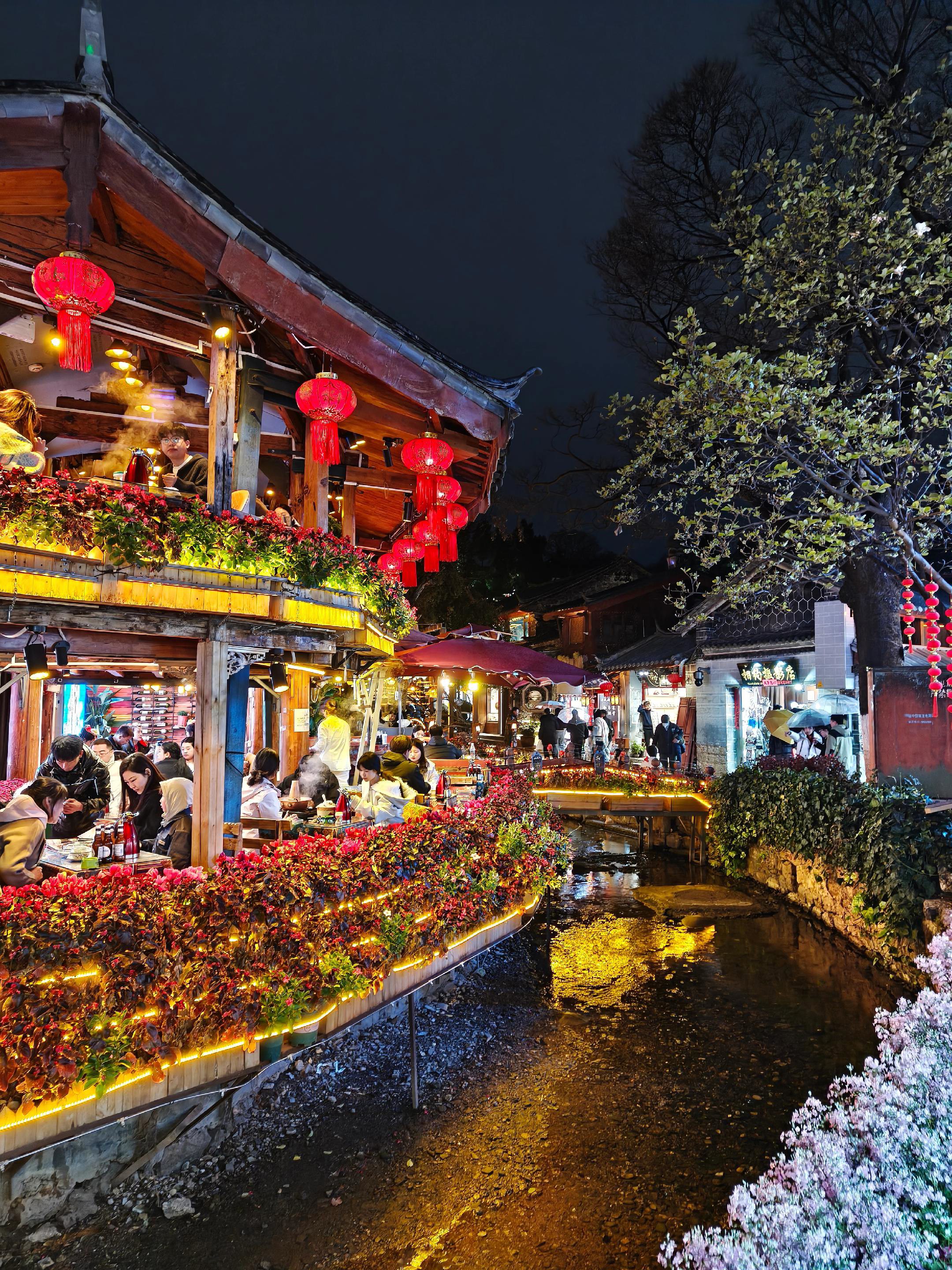 今天来丽江玩,晚上逛了一下丽江古城,这石板路凹凸不平走的人脚丫子是