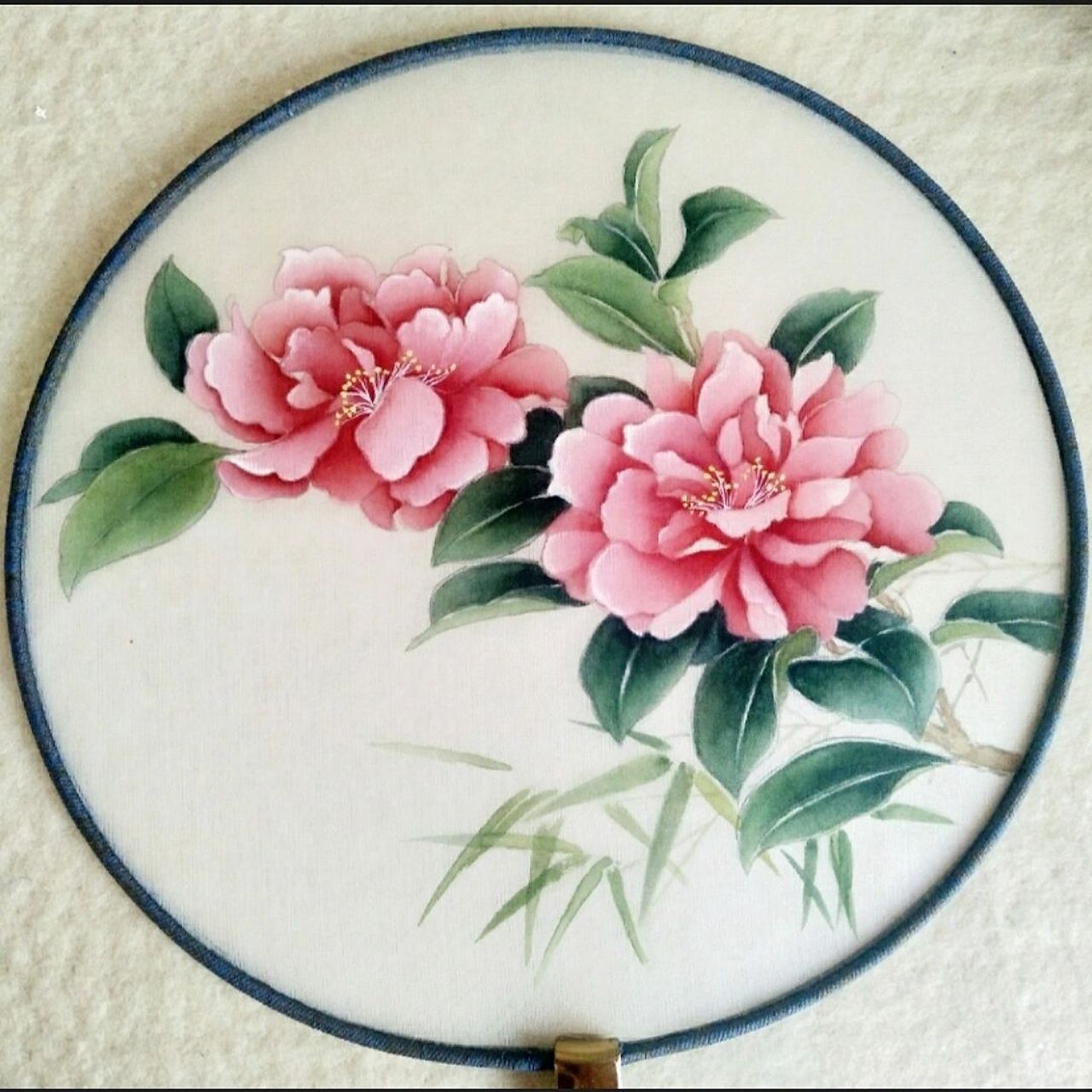 工笔团扇山茶花上色步骤图 第一步:白描勾线(没有拍照片) 用浓淡墨勾