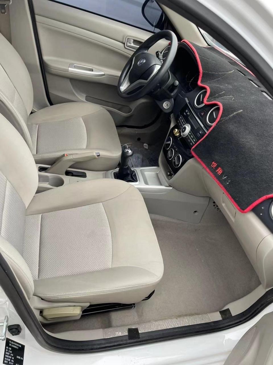 新到17年长安悦翔v3,实表4万多公里,原版极品车况,练手代步省油的很