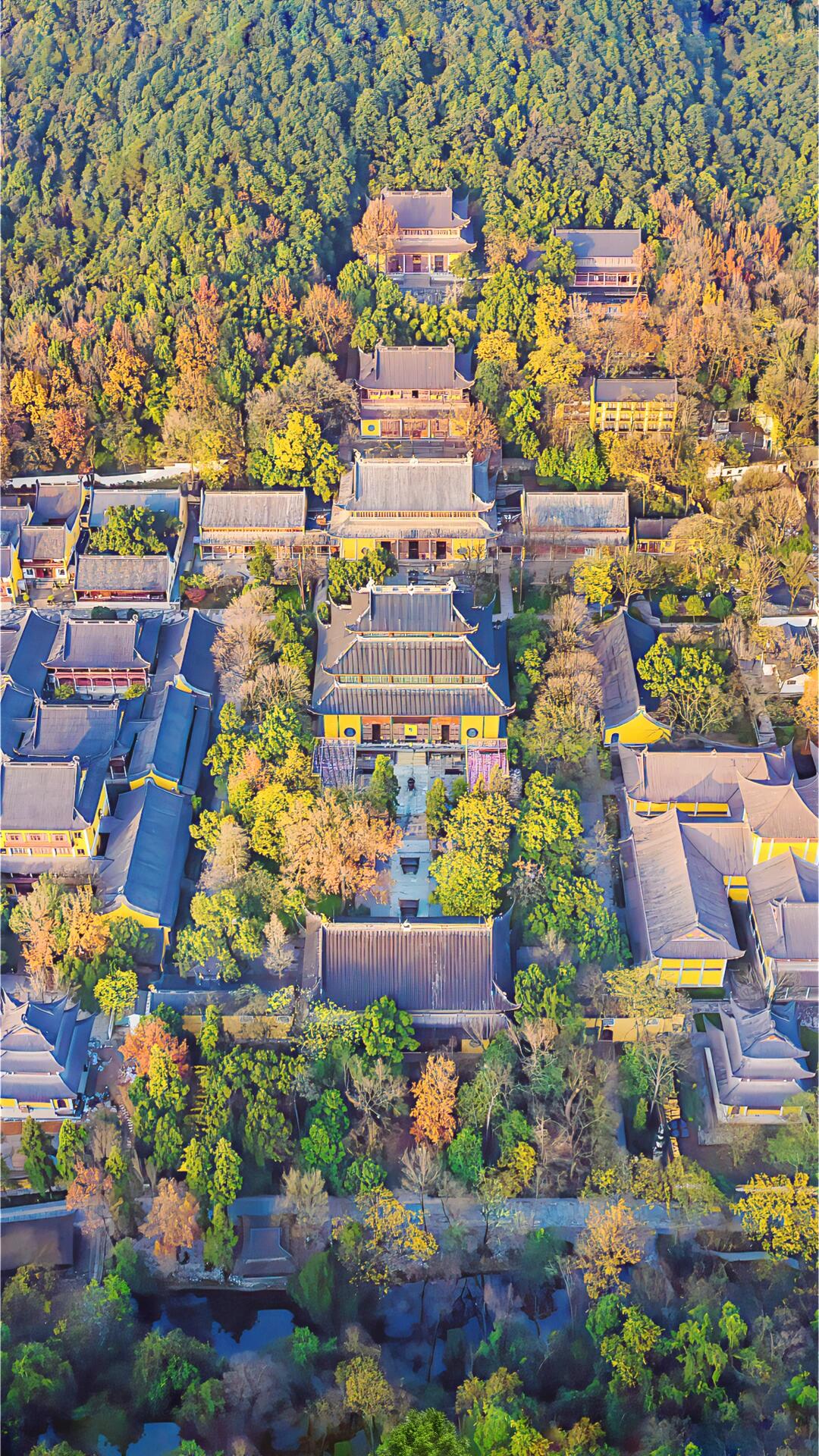 灵隐寺,中国佛教古寺,又名云林寺,位于浙江省杭州市,背靠北高峰