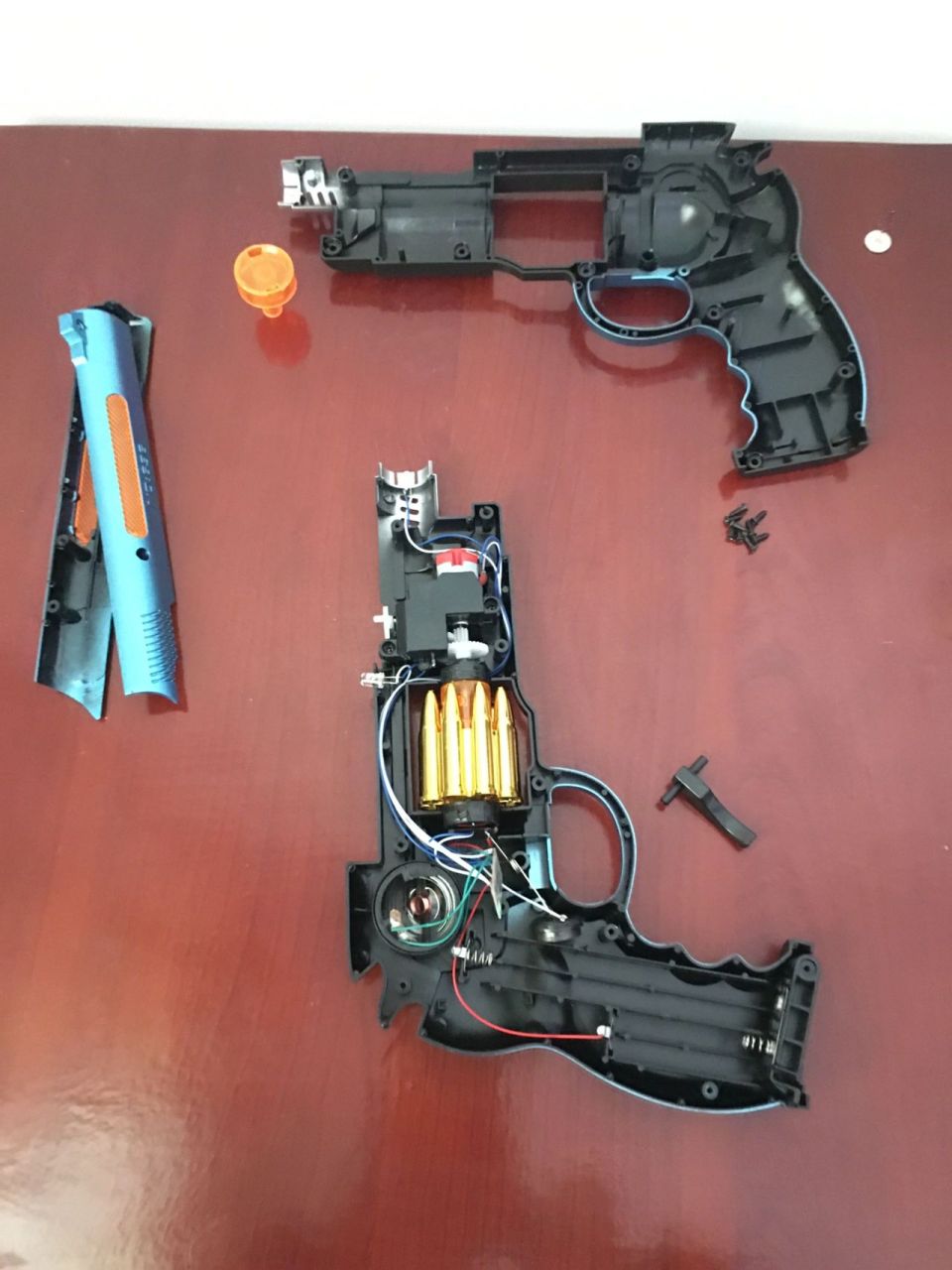 玩具枪怎么看内部结构修理 儿的玩具枪摔了一下就不工作了,才开后发现