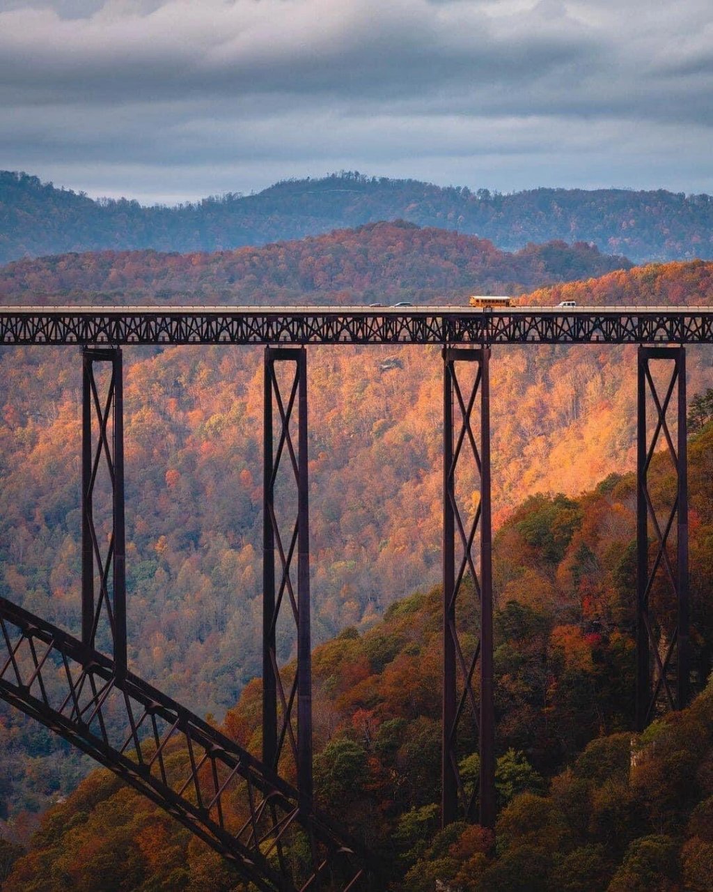 267米高新河峡谷大桥 新河峡谷大桥是位于美国西弗吉尼亚州的一座钢桁