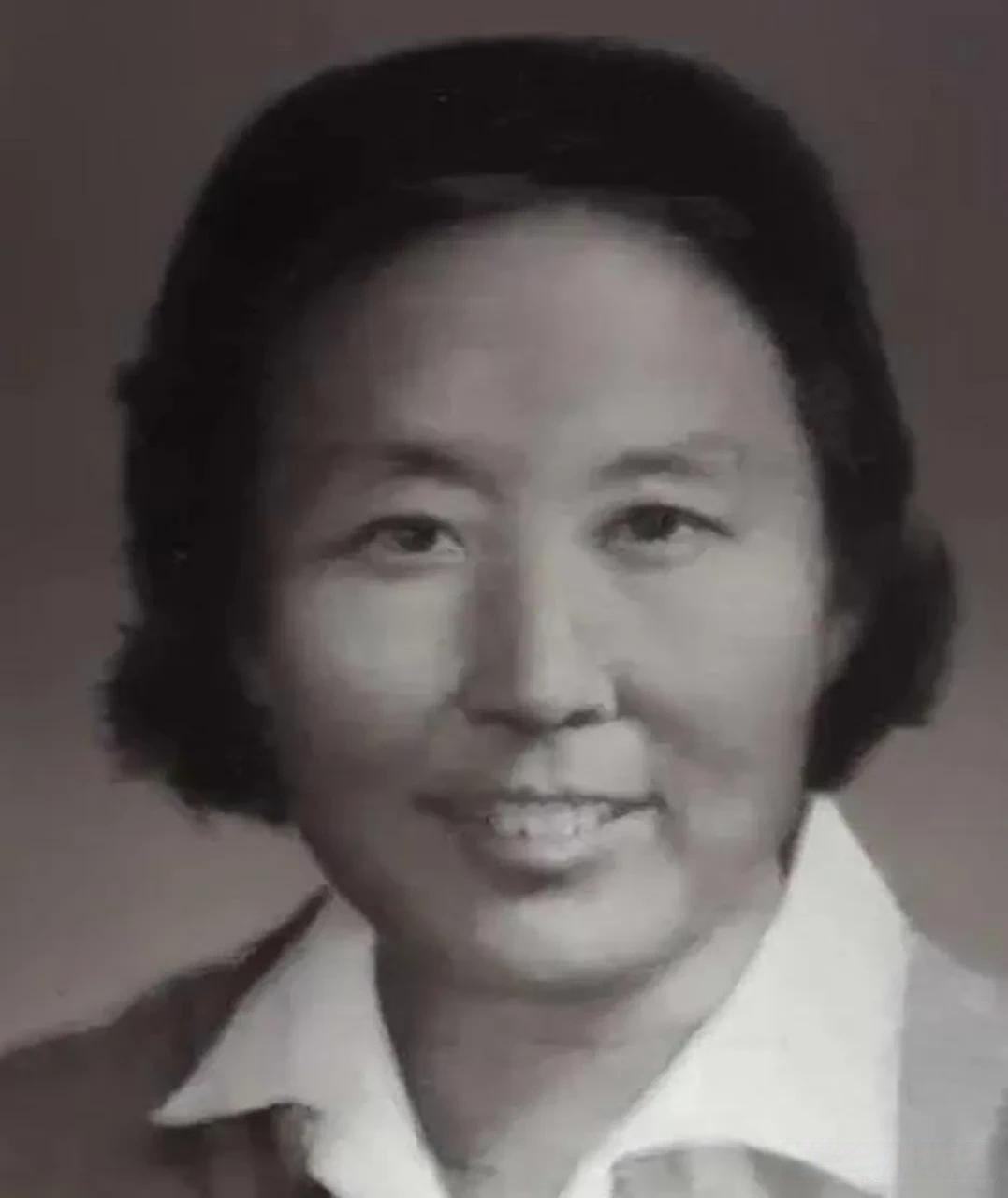 1966年8月5日,50岁的卞仲耘,倒在了北师大女附中的台阶上,再也没有