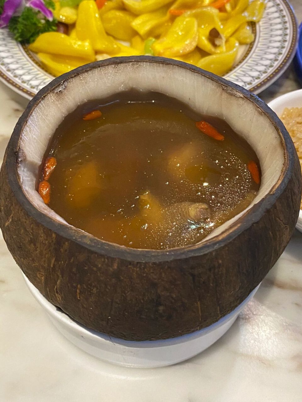 想不到吧!这个椰子盅汤,居然是广州的著名小吃!