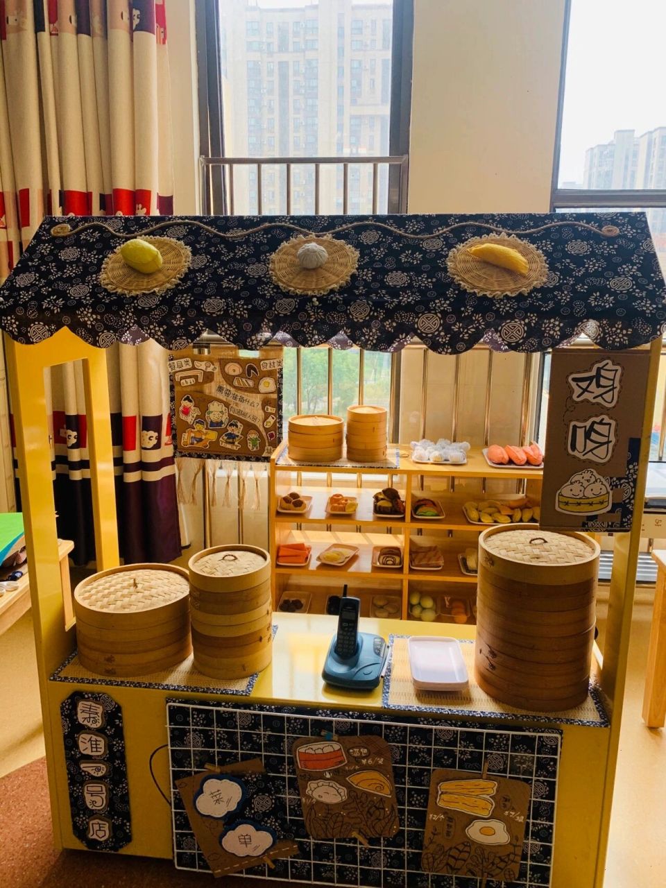 幼儿园角色区创设:小吃街 中国风蓝印花布风格小吃街:鸡鸣汤包,寅春老