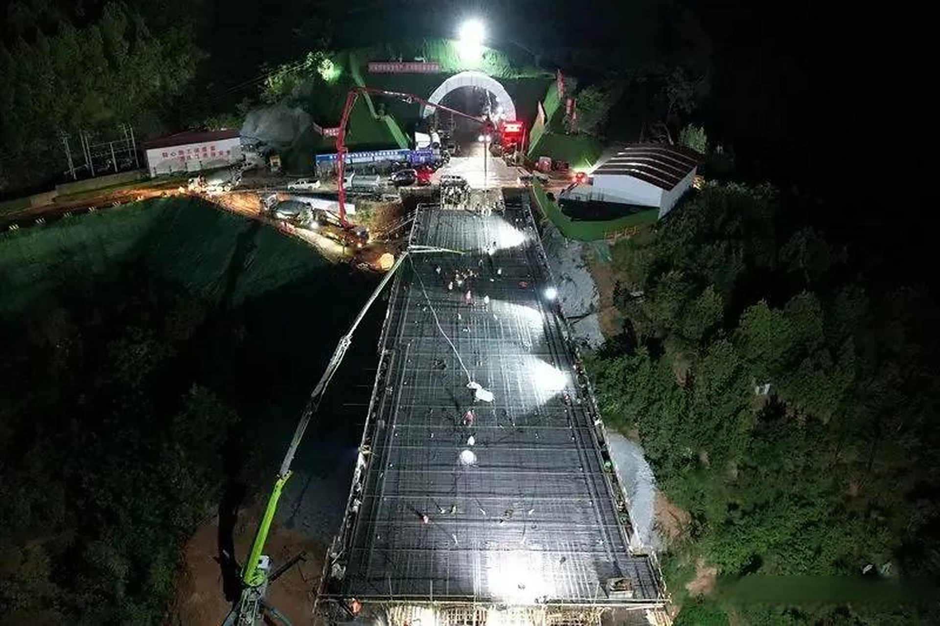 西十高铁漫川关站特大桥连续梁顺利浇筑  日前,随着第一泵混凝土顺利