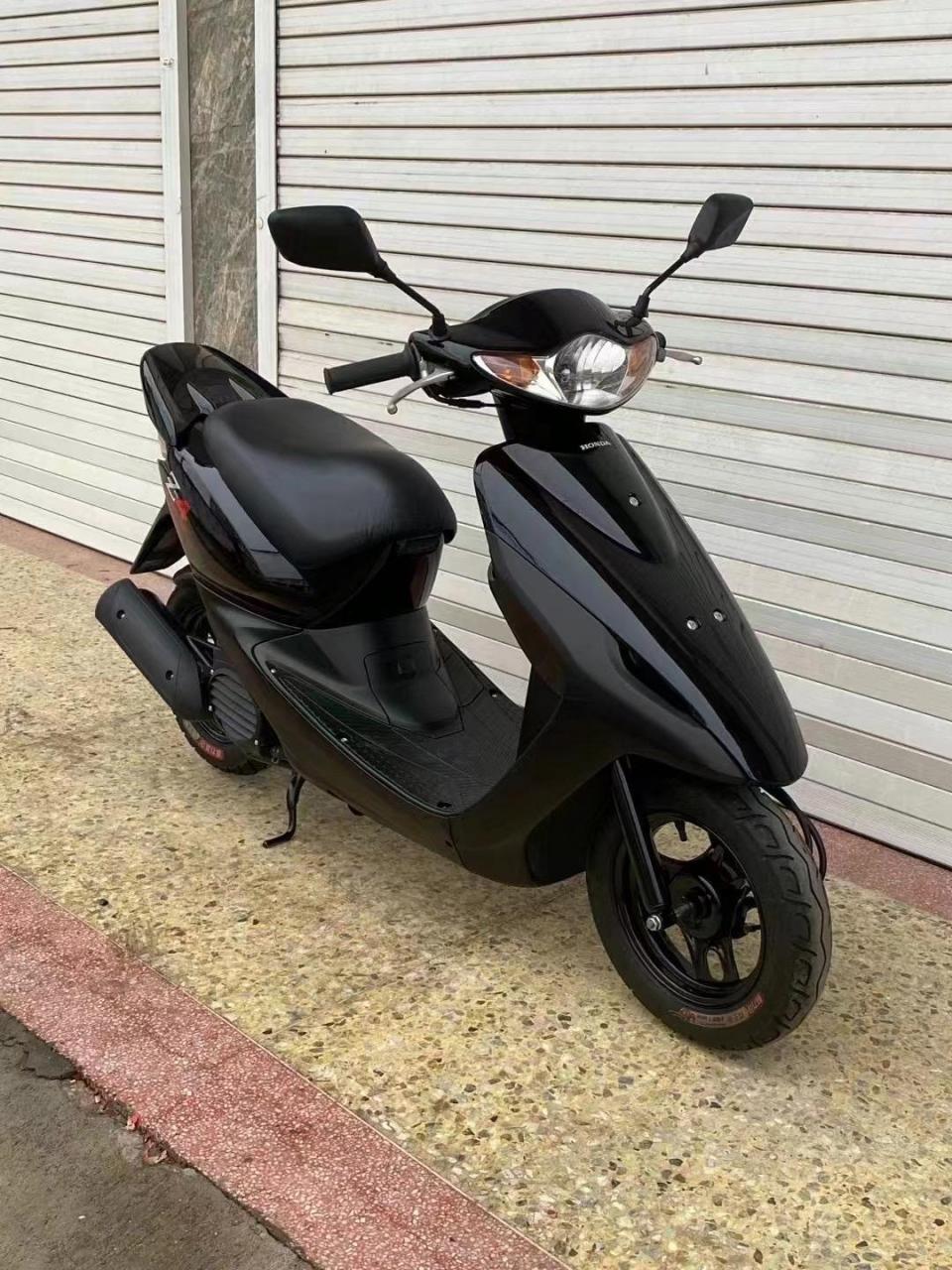 纯正进口本田z4黑武士 四冲程  水冷 排量50cc.脉冲无声启动.