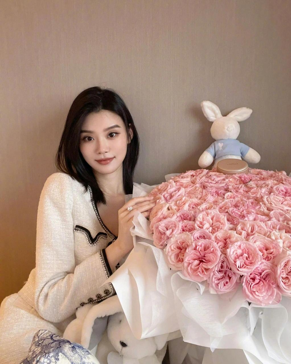 超模奚梦瑶婚后的豪门阔太感 还蛮喜欢奚梦瑶这组生活照的 不仅贵气感