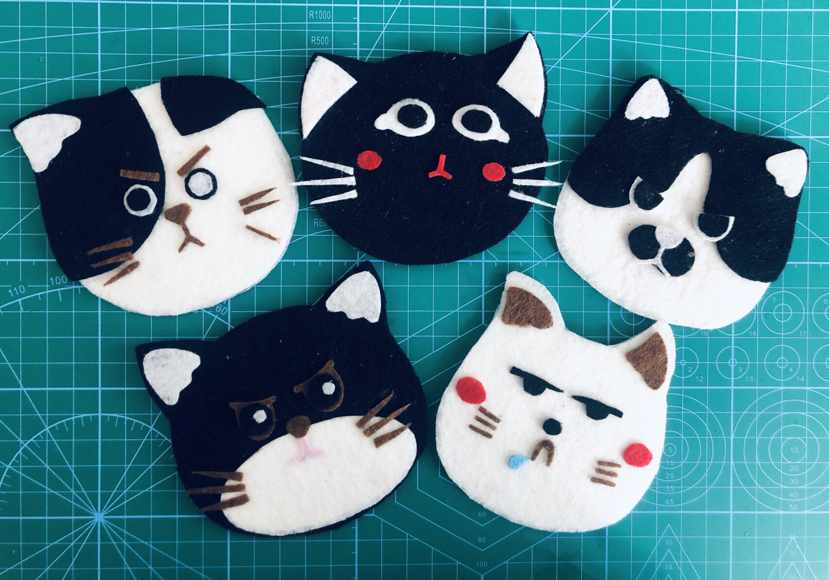 满脸都写着高兴的不织布猫咪杯垫.内有教程