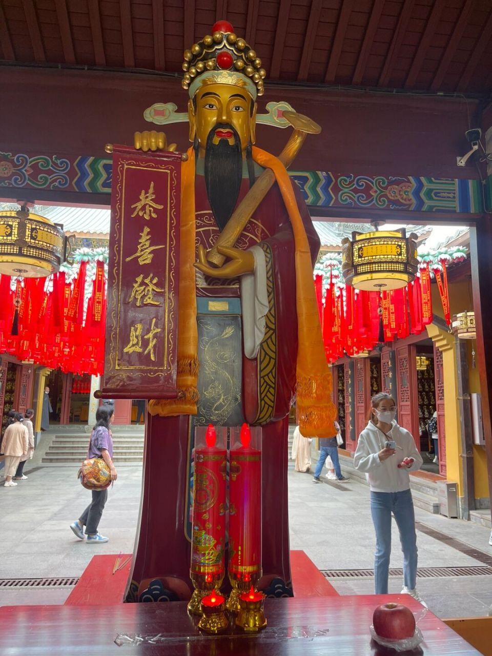 天下第一财神庙 杭州灵隐寺据说天下第一财神庙,求的一串18籽,抽了一