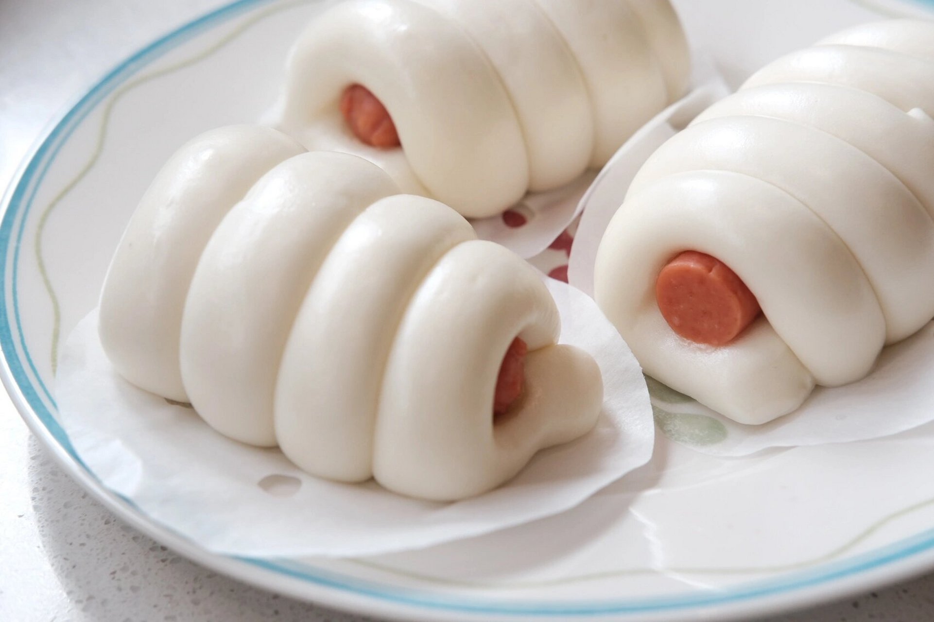 超松软毛毛虫香肠卷 用料: 165g中筋面粉 35g玉米淀粉 100g冰牛奶