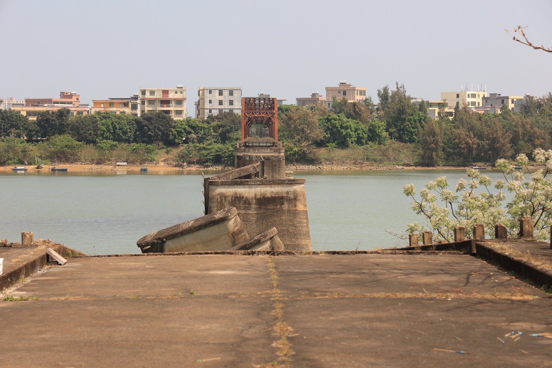 南渡江铁桥 铁证如山桥 南渡江铁桥位于海口市东南方向,连接城郊的南