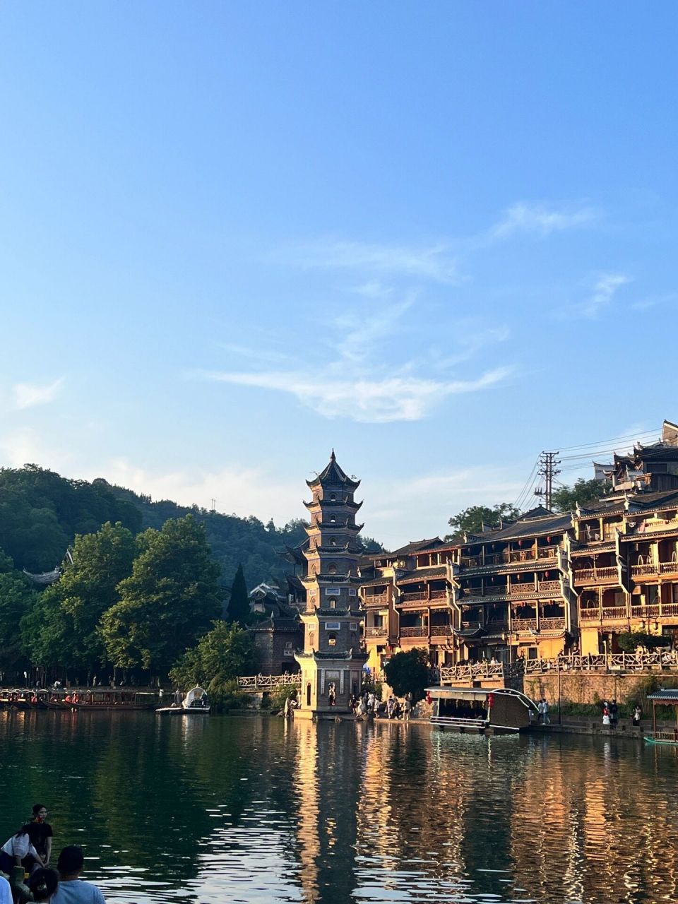11566高铁:在怀化南站转去凤凰古城的高铁,出高铁的话跟着指示牌
