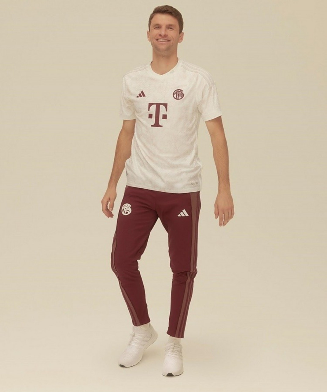 简约而极致!拜仁发布23-24赛季第二客场球衣