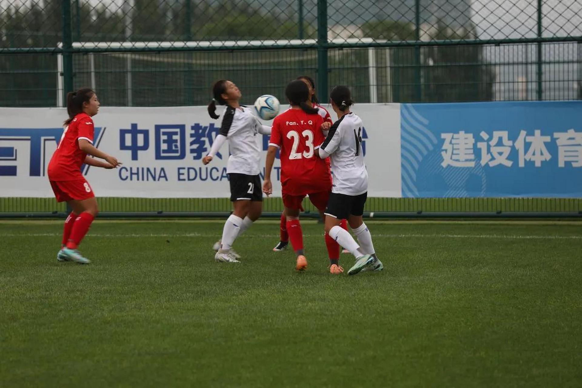 承认落后,奋起直追   女足运动在世界推广初期,我们由于发展较早,占得