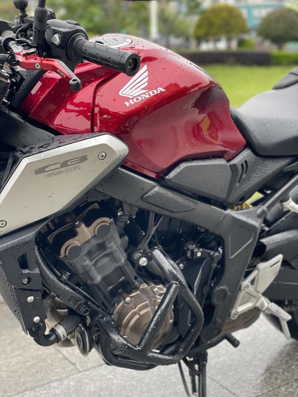 2021年4月上牌 本田cb650r 经典红色 个人一手  几千公里 美容了 护杠