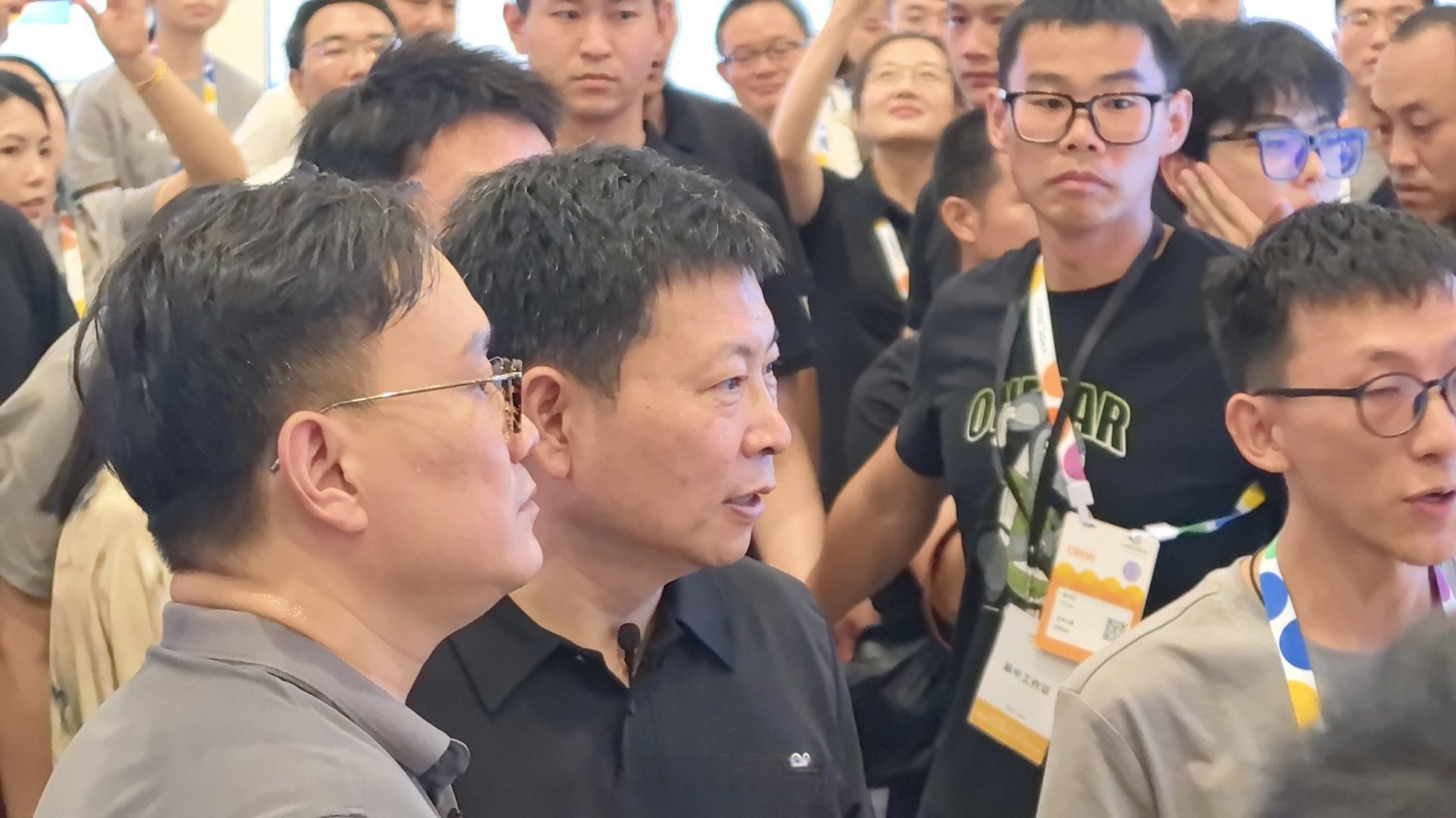 爱范儿在现场# 看到余承东 带着来去之间 在hdc2024 逛展台了.