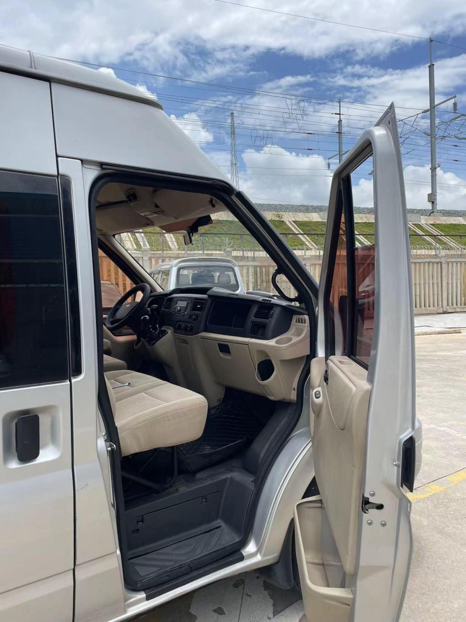 福特全顺新世代 15座中型客车5.99米,2.2t柴油,v348路虎发动机