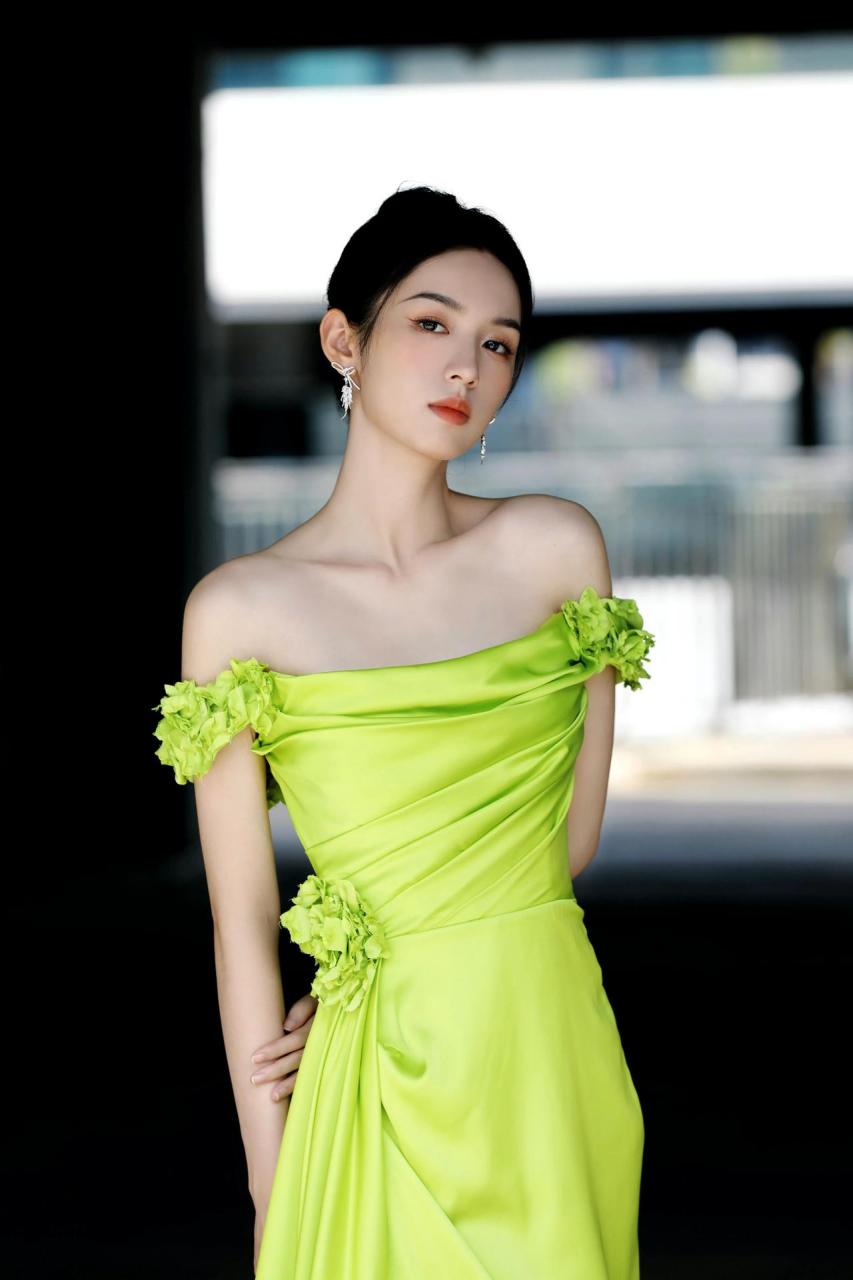 周也真的太美了,身材完美,五官精致,气质优雅周也 美女 女神