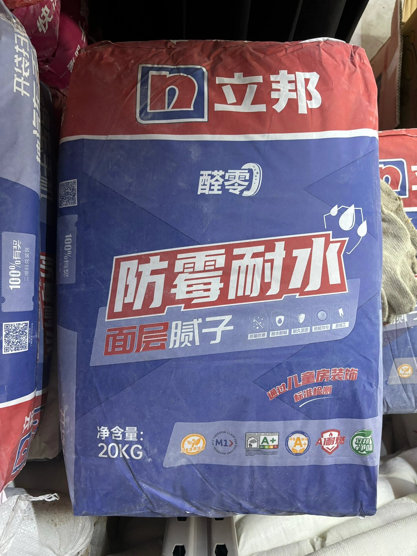 陈列Ⅰ立邦腻子粉