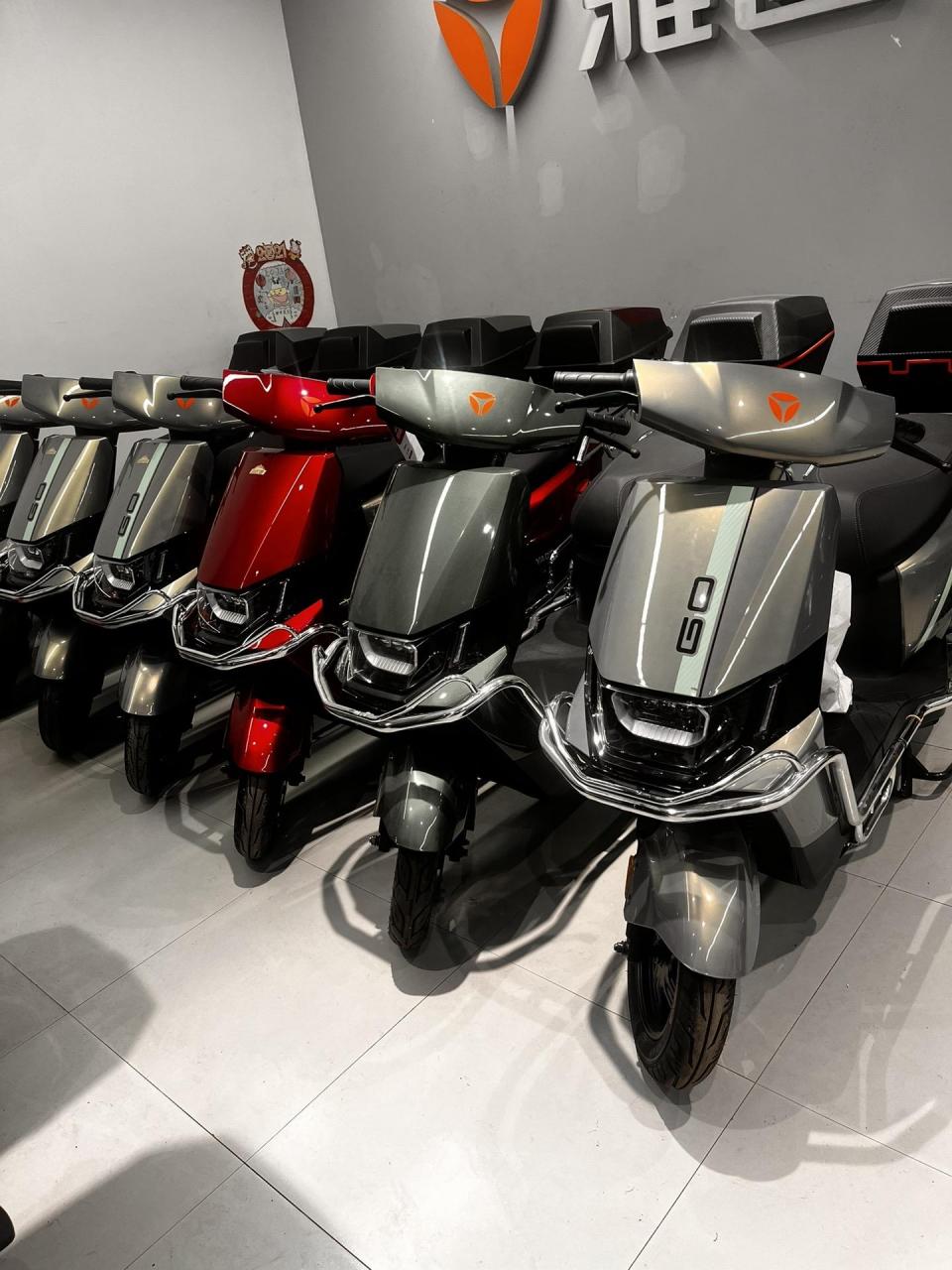雅迪96伏72伏新车到货啦,此车前后真空胎,前后碟刹,大货架,液晶仪表