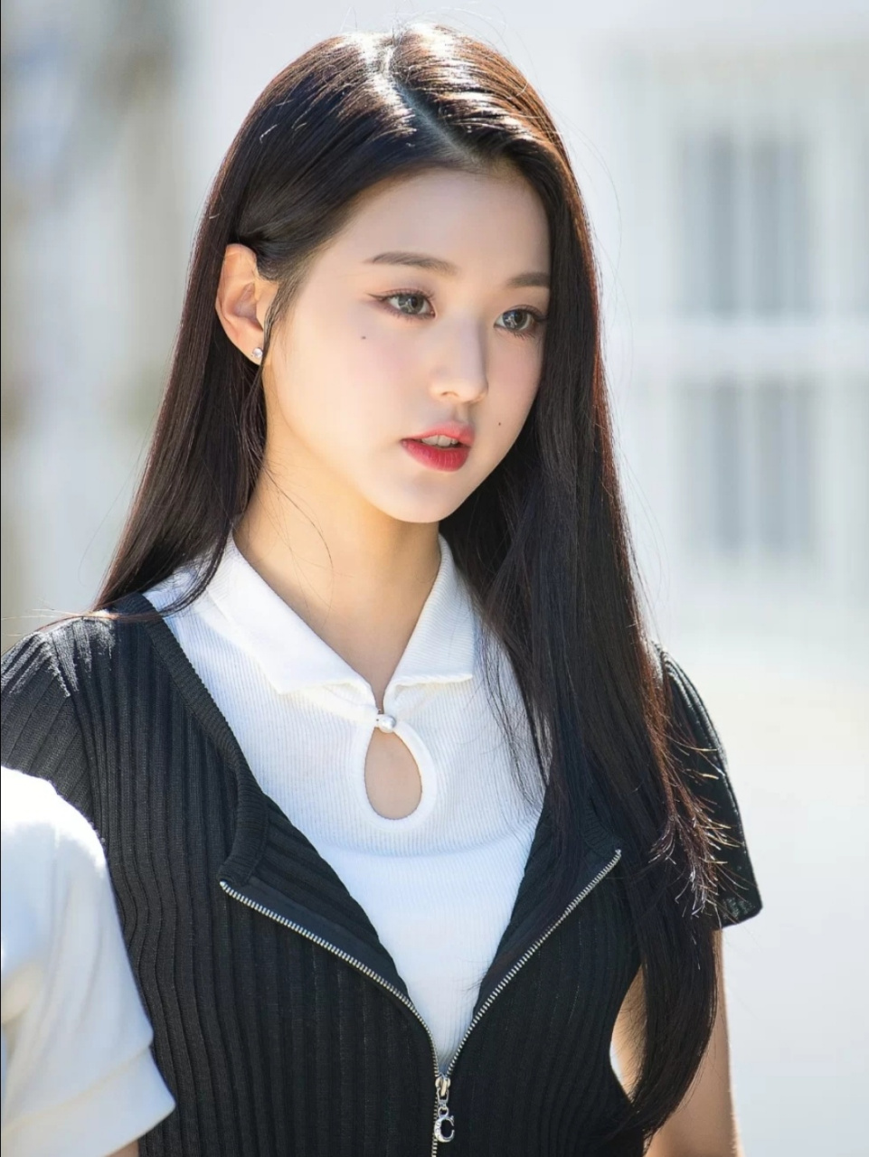 眼距宽,人中短,上松下紧的幼态面部比例 颅骨比例