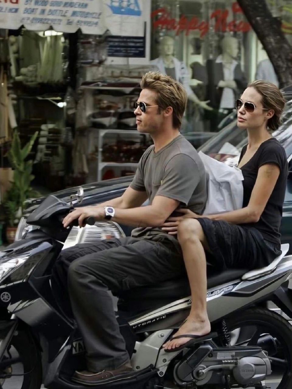 2006年,安吉丽娜朱莉和皮特在越南骑摩托 2006年底,安吉丽娜朱莉和