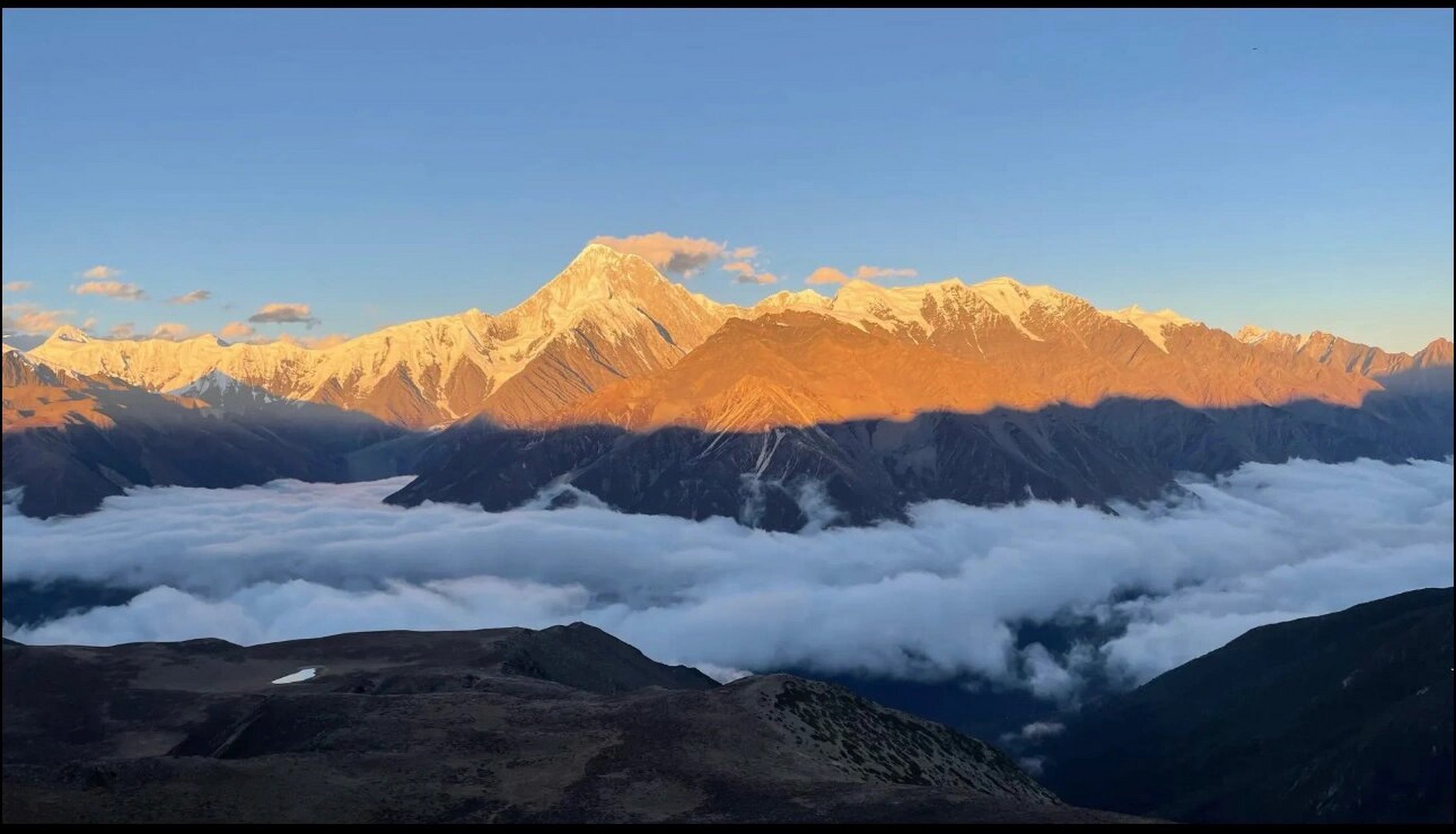 日照金山-子梅垭口 91子梅垭口以其雄伟的90贡嘎雪山风光而闻名