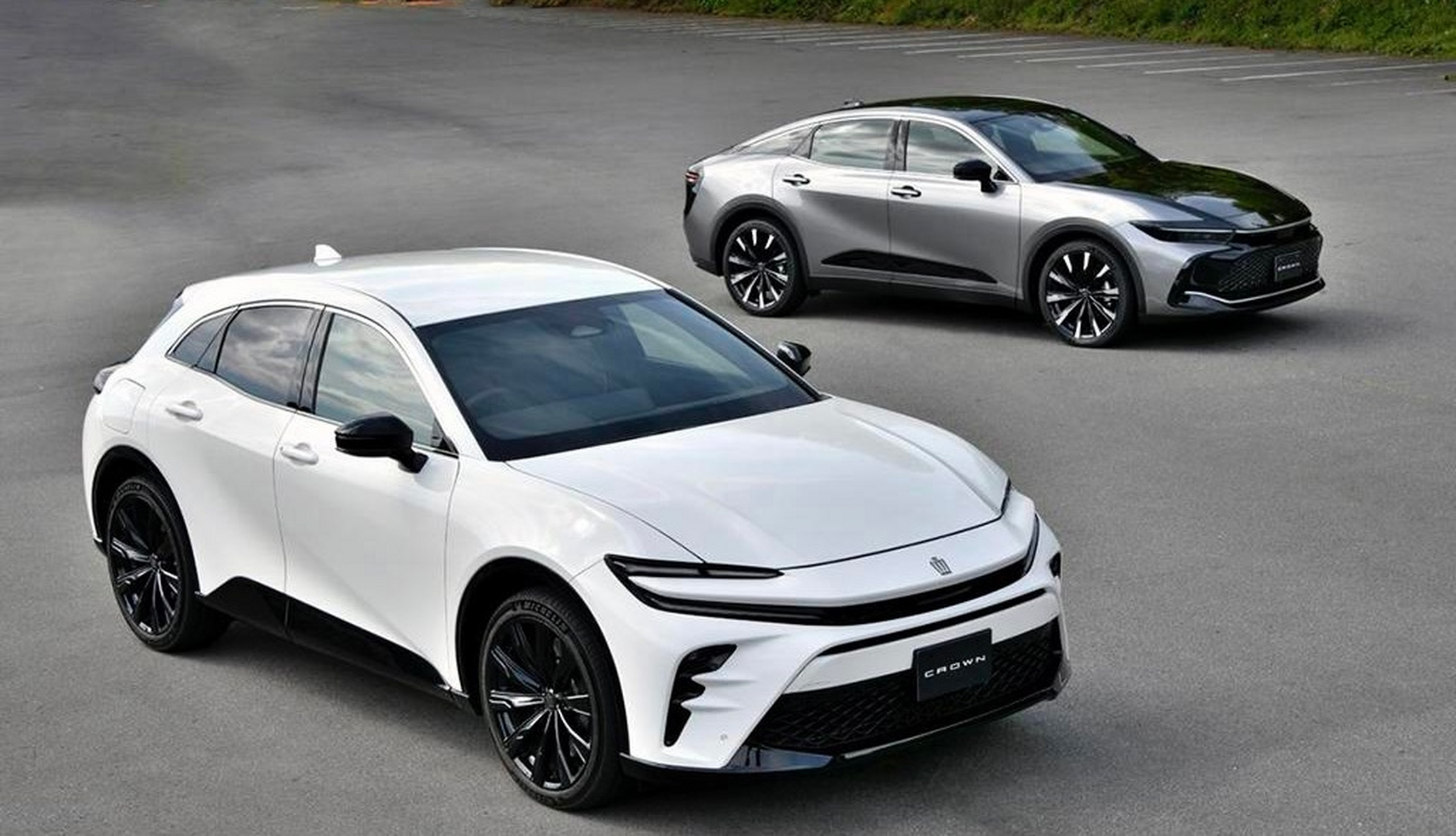 轿跑式造型,全新丰田皇冠sport实车首发  外观方面,新车采用了非常