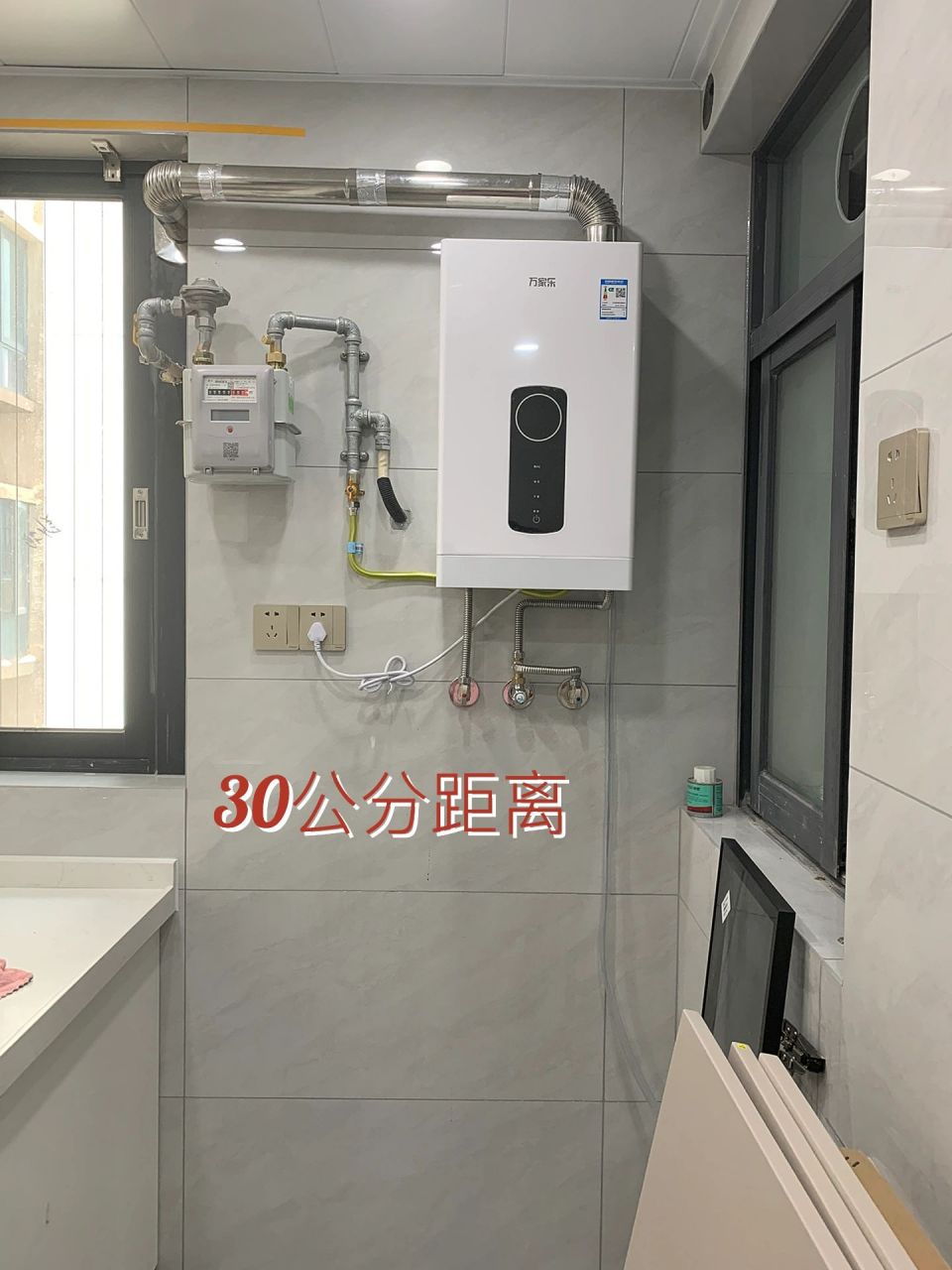 燃气表安装注意事项 原来热水器跟电表之间还有距离限制,起码要30公分