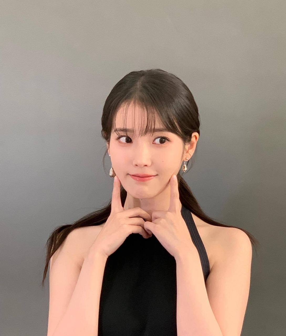 iu李知恩的一组纯美写真:黑白色彩穿搭,纯美迷人的欧尼