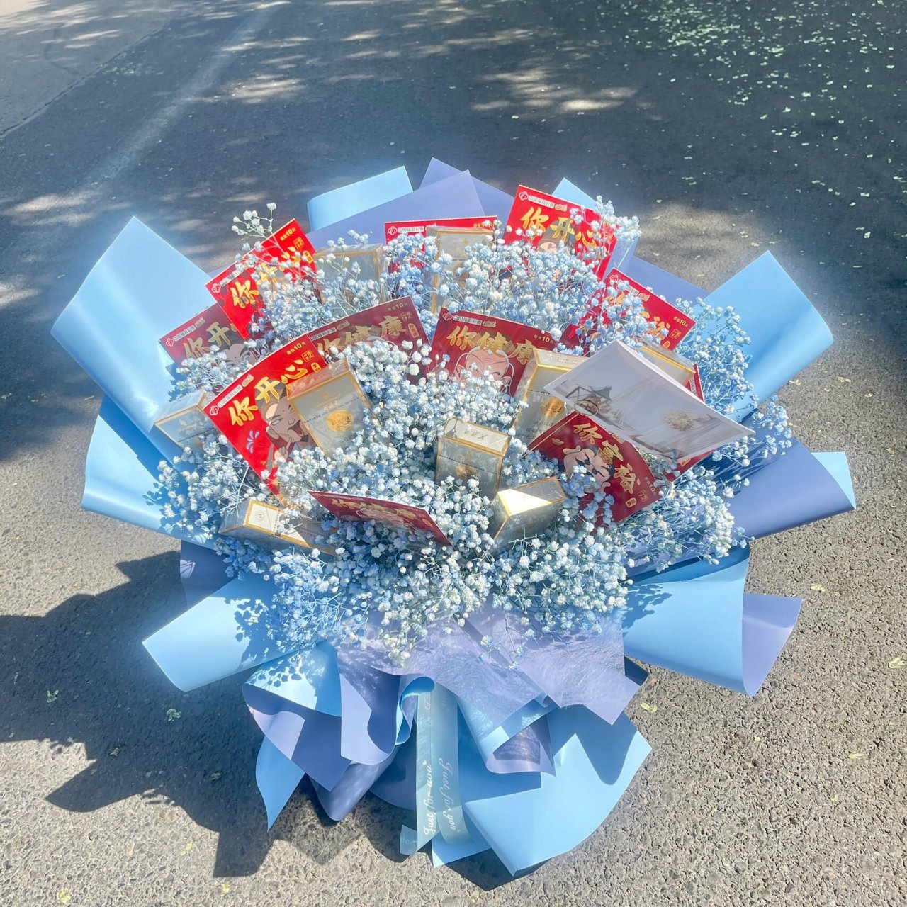 烟77彩票花束寓意:爱你,好运十倍 花材:雾霾蓝满天星,烟10盒,彩票11