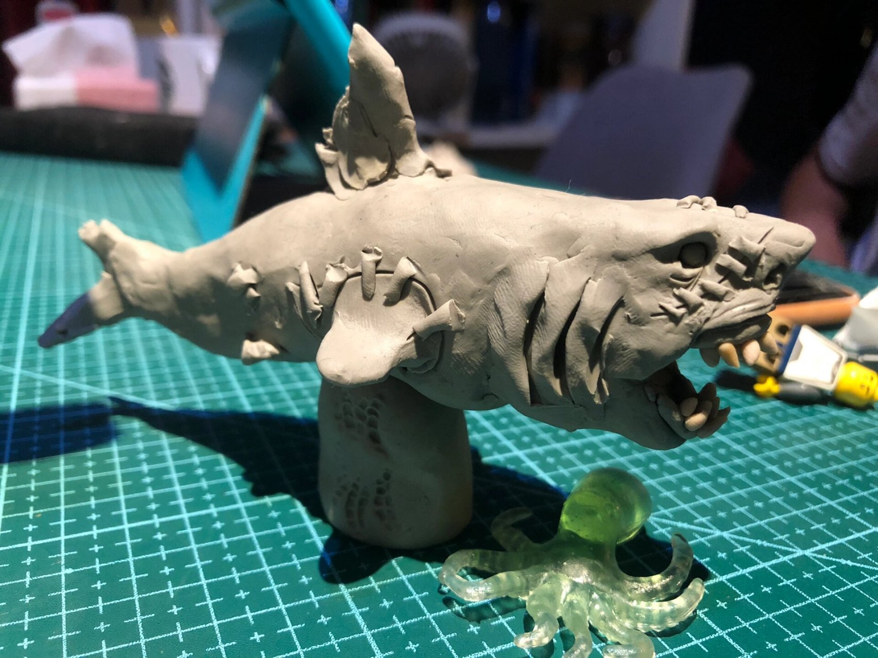 小朋友粘土作品:核辐射变异大白鲨 儿子做了一个粘土新作品,是被核