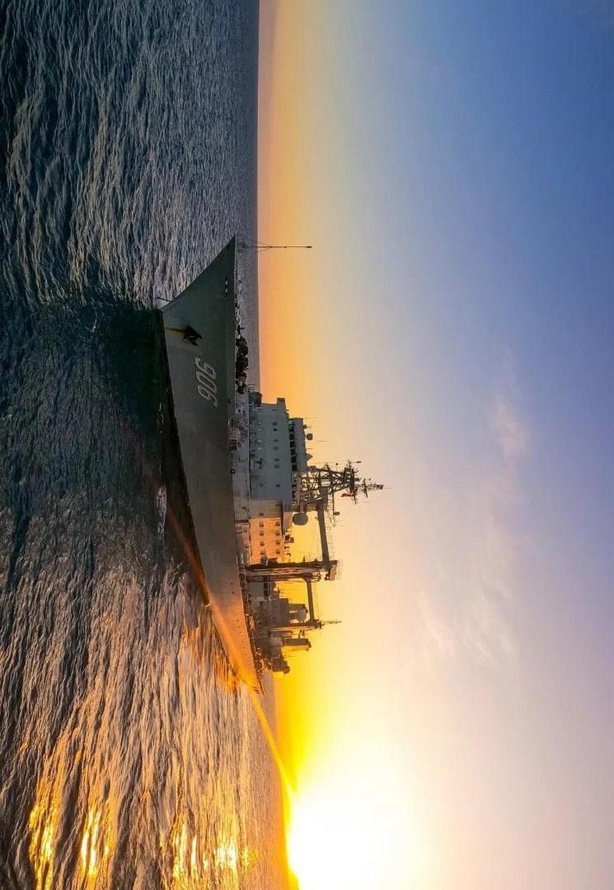 903系列综合补给舰.