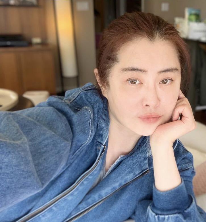 照片中,王祖贤抱着爱犬在雪地中合影,十分温馨.