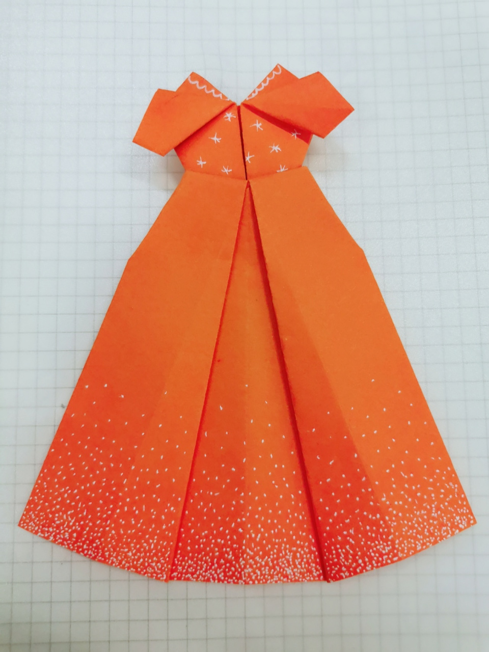 手工折纸礼服 衣服上的白点是高光笔做的效果,橙色是原图,黑色是加