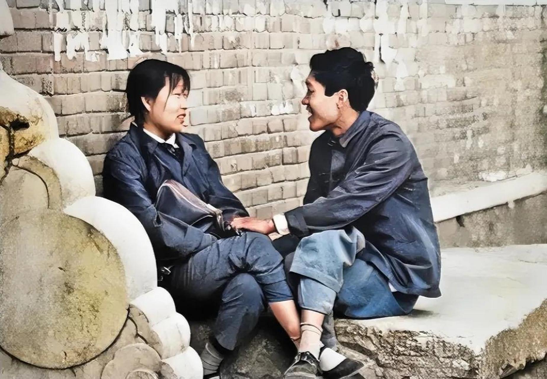 那时候谈恋爱不会互相拥抱,更不会亲吻,顶多是攥紧女孩的手或者狠劲捏