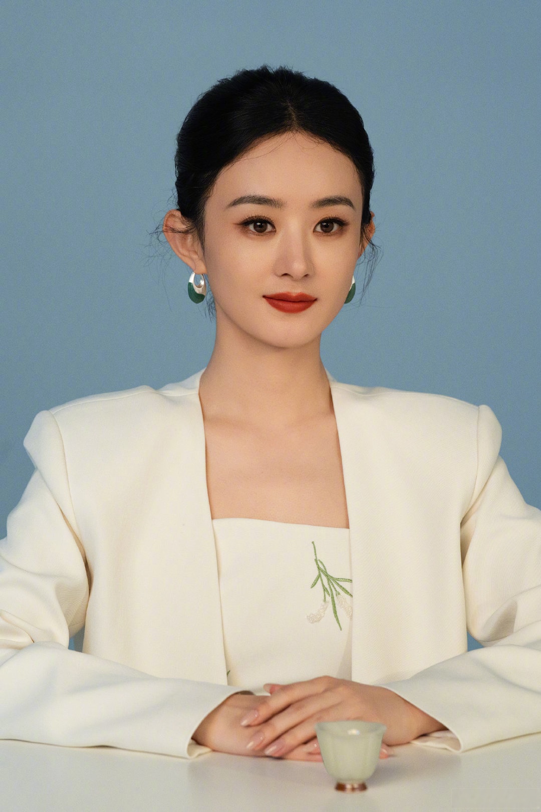 赵丽颖纯白高智风#新的一周,速速查收赵丽颖 侧拍美照来唤醒元气吧
