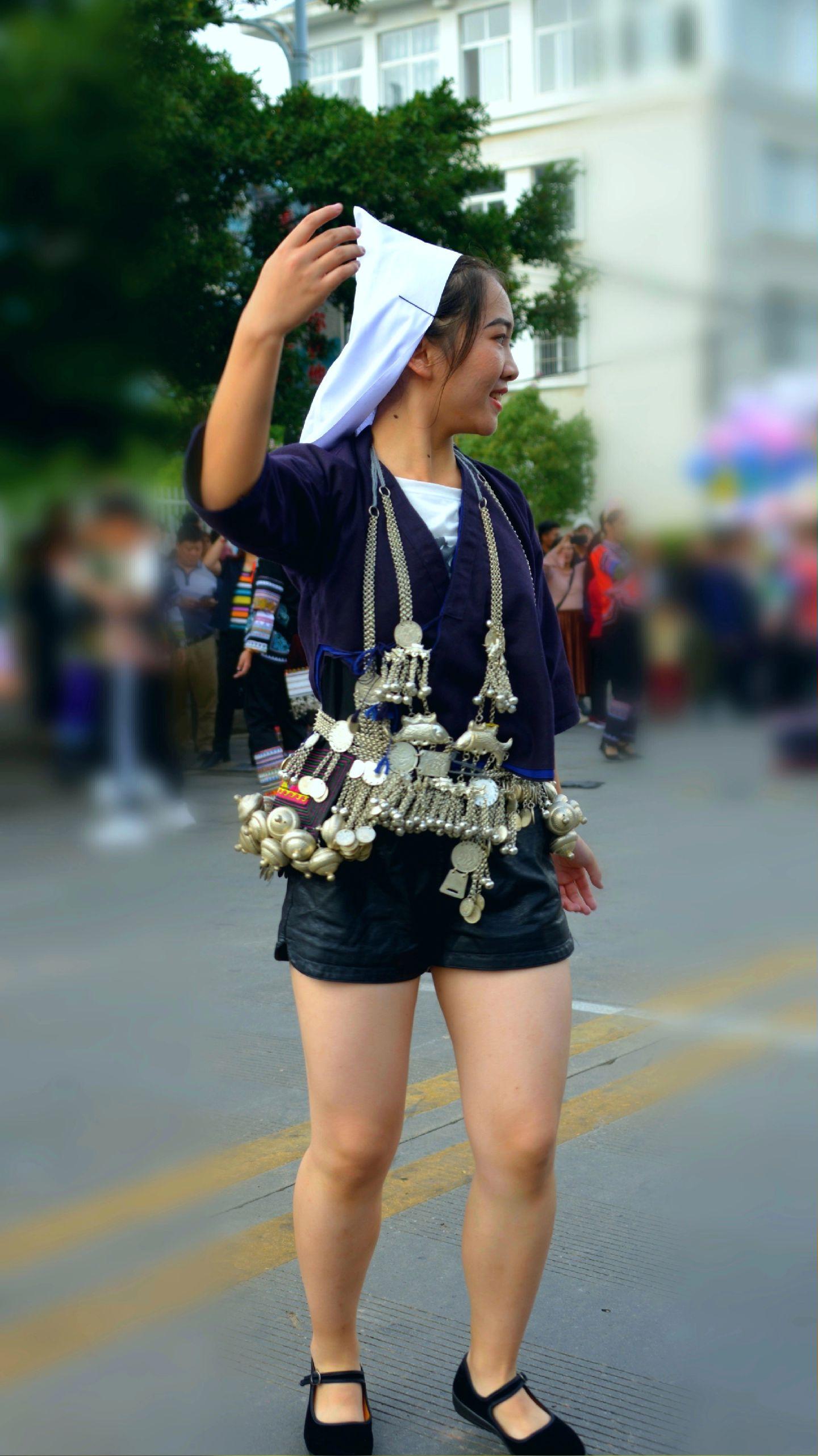 奕车人女性服饰独特,上衣无领圆口成龟形,内中外3件套共12层,下穿紧