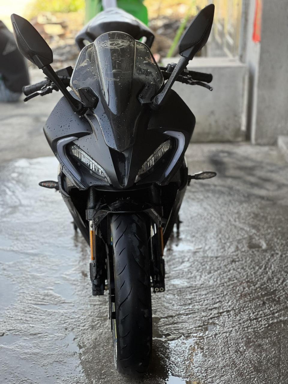 新到21年春风250sr高配,精品车况,车身漂亮无划痕,外观贴膜,发动机