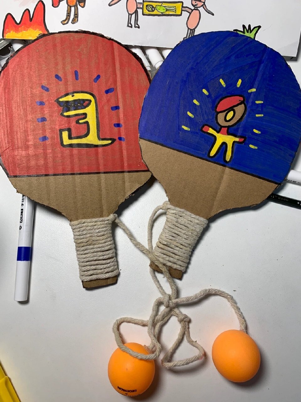 手工|自制体育器材乒乓球拍 材料: 废旧纸箱 勾线笔 剪刀 丙烯马克笔