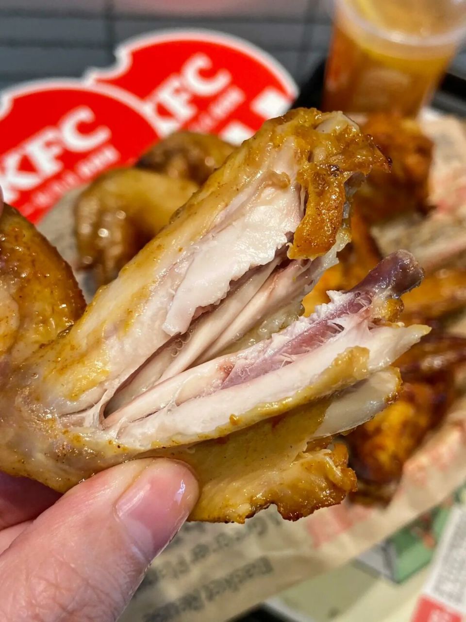 肯德基新奥尔良烤翅20周年 为了庆祝,肯德基翅桶终于又回归啦!