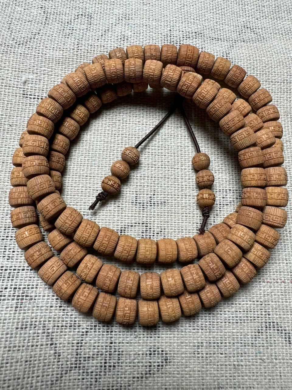 回纹珠的纹样图案整齐划一,连绵不绝,丰富多样,围绕着珠子行成一圈,也