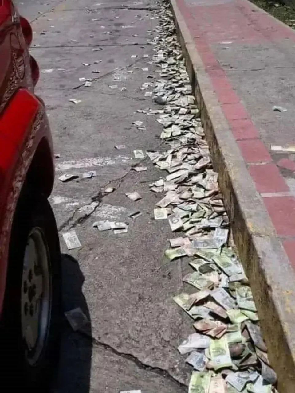 据说那里买一篮鸡蛋icon要推着一车的钞票去买,是真的吗?